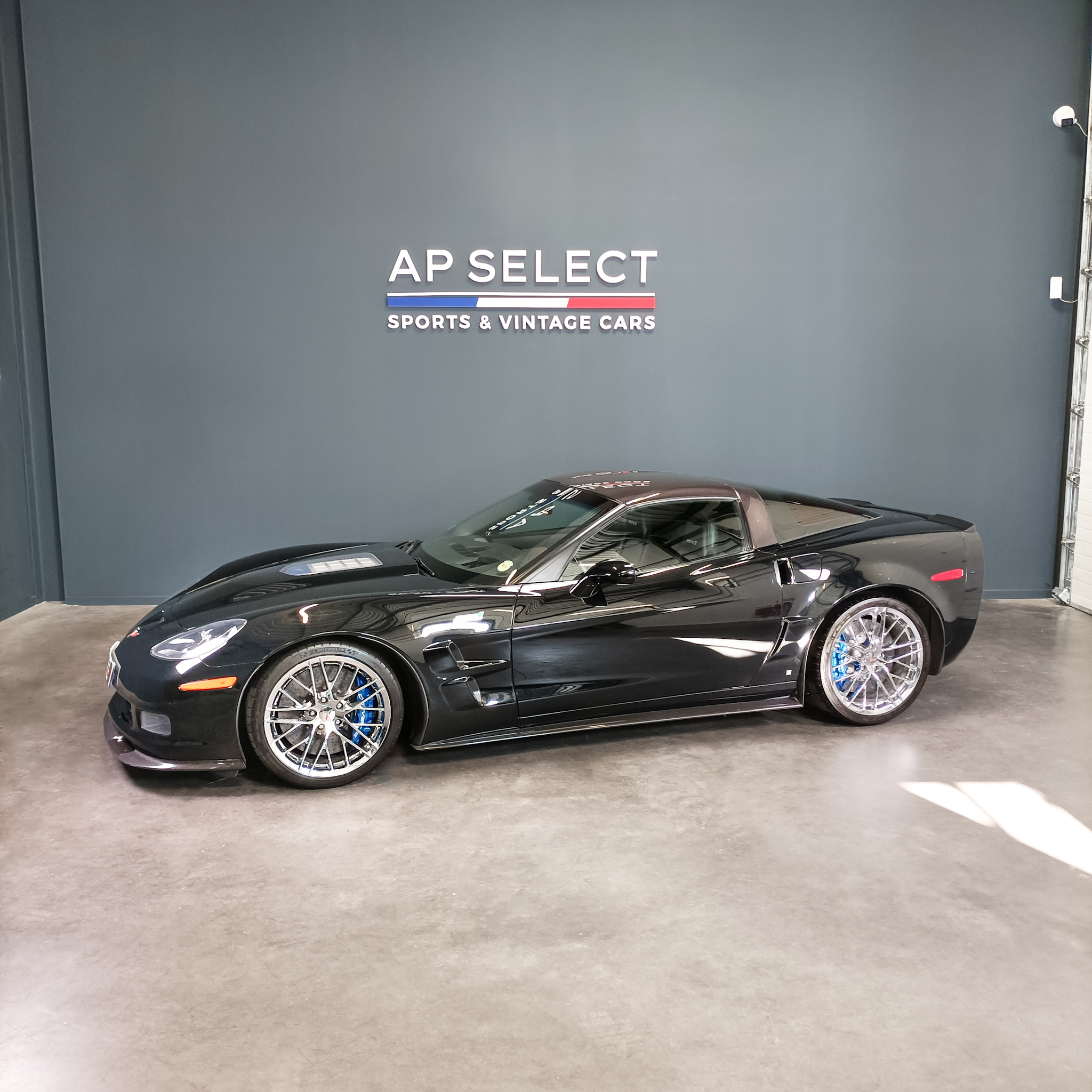 Photographie d'une Chevrolet Corvette C6 ZR1 vue de trois quarts face dans les locaux d'AP SELECT